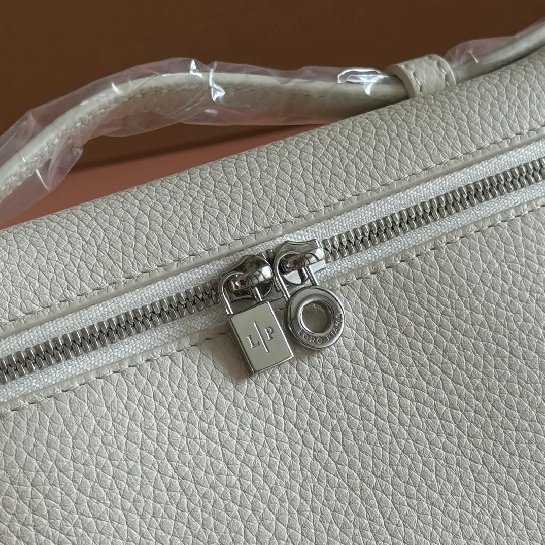 p1160💋💋💋【Original leather all-steel configuration counter complete package】 𝐋𝐨𝐫𝐨 𝐏𝐢𝐚𝐧@ Extra pocket L19 series handbag/crossbody bag The most comfortable life is when it is not defined, just like loro The material design of pian@ does not require complicated design styles. The simple and soft outline is elegant and durable, like an exquisite cosmetic case, which perfectly balances appearance and functionality. The leather is delicate and feels as soft as butter. The small bag has a large capacity. It is not only portable with a thin shoulder strap, but can also be worn cross-body. Sisters who have a special liking for minimalist style can buy it. It is simple and versatile. The simpler, the more different. Stars and Instagram celebrities are all planting it. There are two sizes of 19 cm and 27 cm. One is exquisite and casual, and the other is elegant and grand. Size: Small: length 19×width 7×height 12cm (